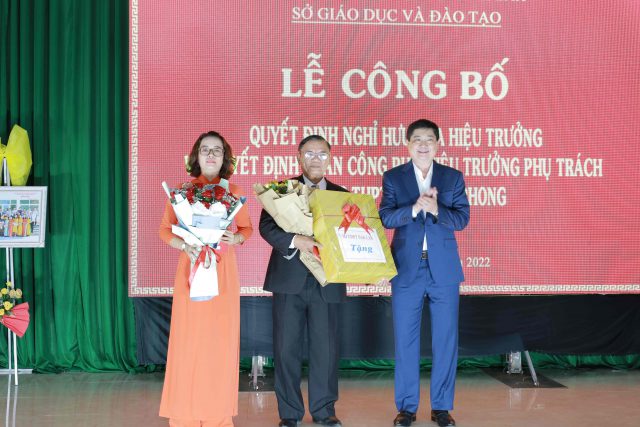 Công bố Quyết định nghỉ hưu hưởng chế độ bảo hiểm xã hội và trao Quyết định phân công phụ trách Trường THPT Lê Hồng Phong