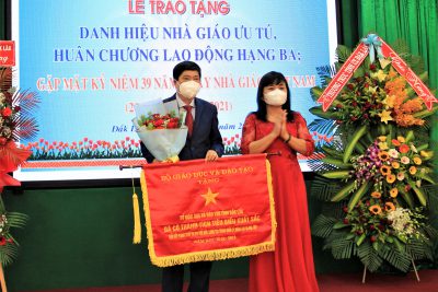 Trao tặng danh hiệu Nhà giáo ưu tú, Huân chương Lao động và kỷ niệm 39 năm ngày Nhà giáo Việt Nam