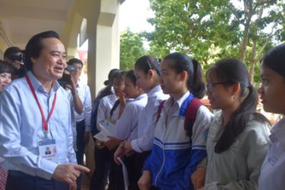 Bộ trưởng Phùng Xuân Nhạ động viên các thí sinh dự thi Trung học phổ thông quốc gia năm 2019 tại Đắk Lắk