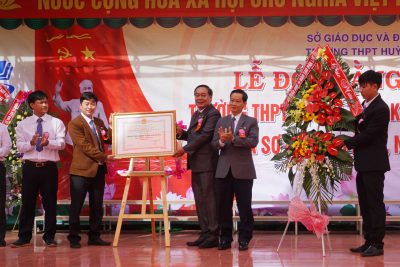 Trường THPT Huỳnh Thúc Kháng đón Bằng công nhận đạt chuẩn Quốc gia