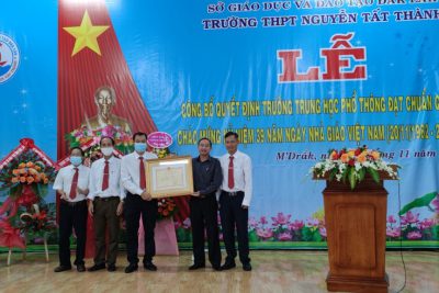 Trường trung học phổ thông Nguyễn Tất Thành đón nhận Bằng công nhận đạt chuẩn quốc gia mức độ 2