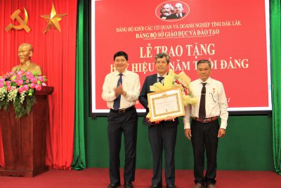 Trao tặng Huy hiệu 30 năm tuổi Đảng cho đồng chí Hoàng Trọng Hiếu
