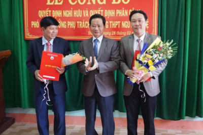 Công bố Quyết định nghỉ hưu và phân công Phó Hiệu trưởng phụ trách trường THPT Nguyễn Huệ