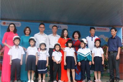284 học sinh Trường tiểu học Nguyễn Công Trứ được trao tặng mũ bảo hiểm tại Lễ Khai giảng năm học mới