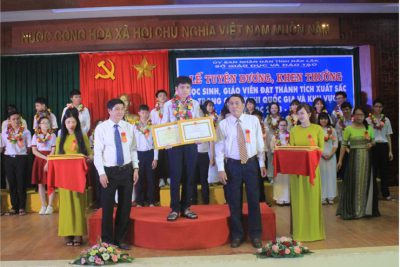 Đắk Lắk Tuyên dương, khen thưởng học sinh, giáo viên đạt thành tích xuất sắc trong các kỳ thi quốc gia và khu vực năm học 2018-2019