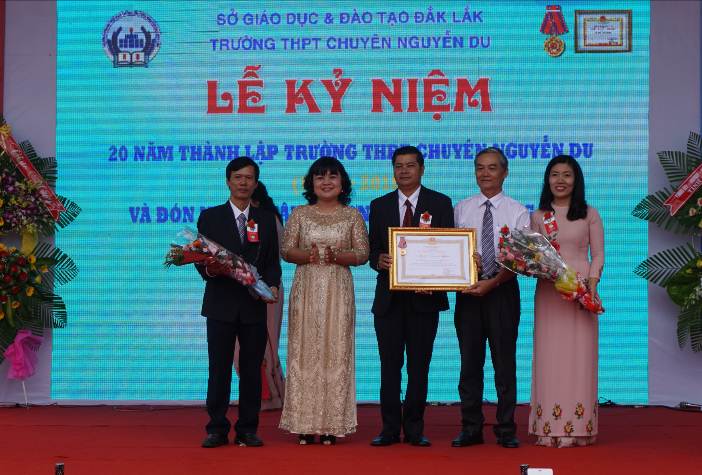 Trường THPT chuyên Nguyễn Du tổ chức Lễ kỷ niệm 20 năm ngày thành lập và đón nhận Huân chương Lao động hạng Nhì