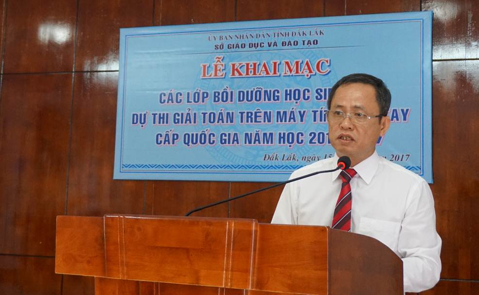 30 học sinh tham gia lớp bồi dưỡng học sinh giỏi dự thi Giải toán trên máy tính cầm tay cấp quốc gia năm học 2016-2017