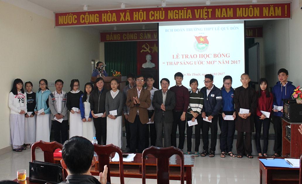 Đoàn trường THPT Lê Quý Đôn trao học bổng cho học sinh nghèo vượt khó, học giỏi năm 2017