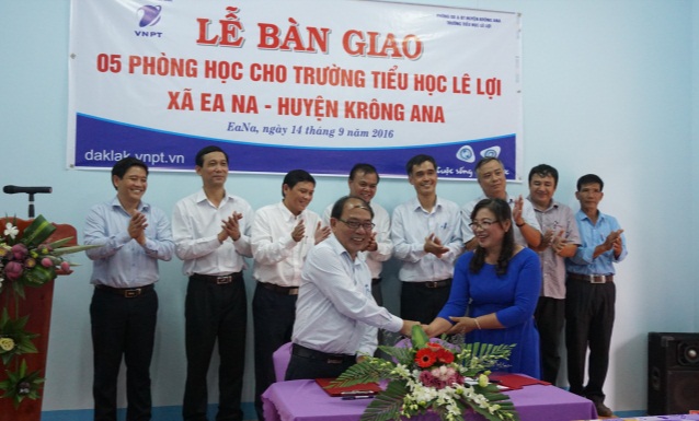 Tập đoàn Bưu chính viễn thông Việt Nam bàn giao 5 phòng học cho trường Tiểu học Lê Lợi, xã Ea Na, huyện Krông Ana