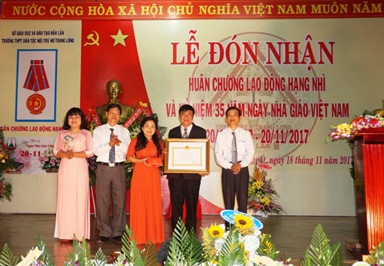 Trường THPT Dân tộc nội trú Nơ Trang Lơng đón nhận Huân chương Lao động hạng Nhì