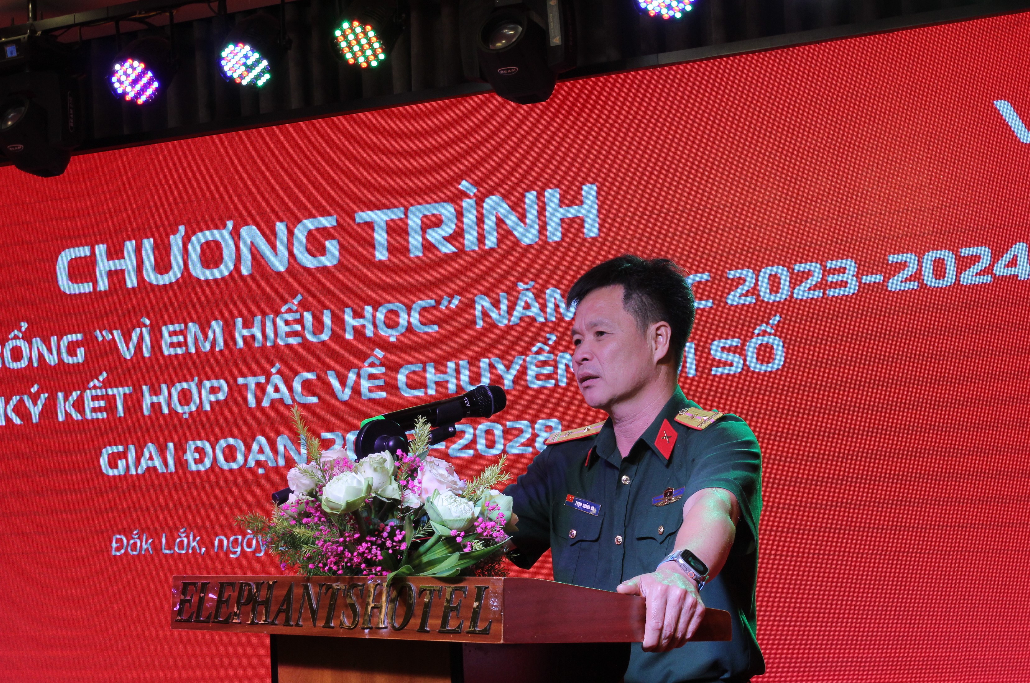 Trao học bổng Chương trình “Vì em hiếu học” năm học 2023-2024 và ký kết hợp tác về chuyển đổi số giai đoạn 2023 – 2028