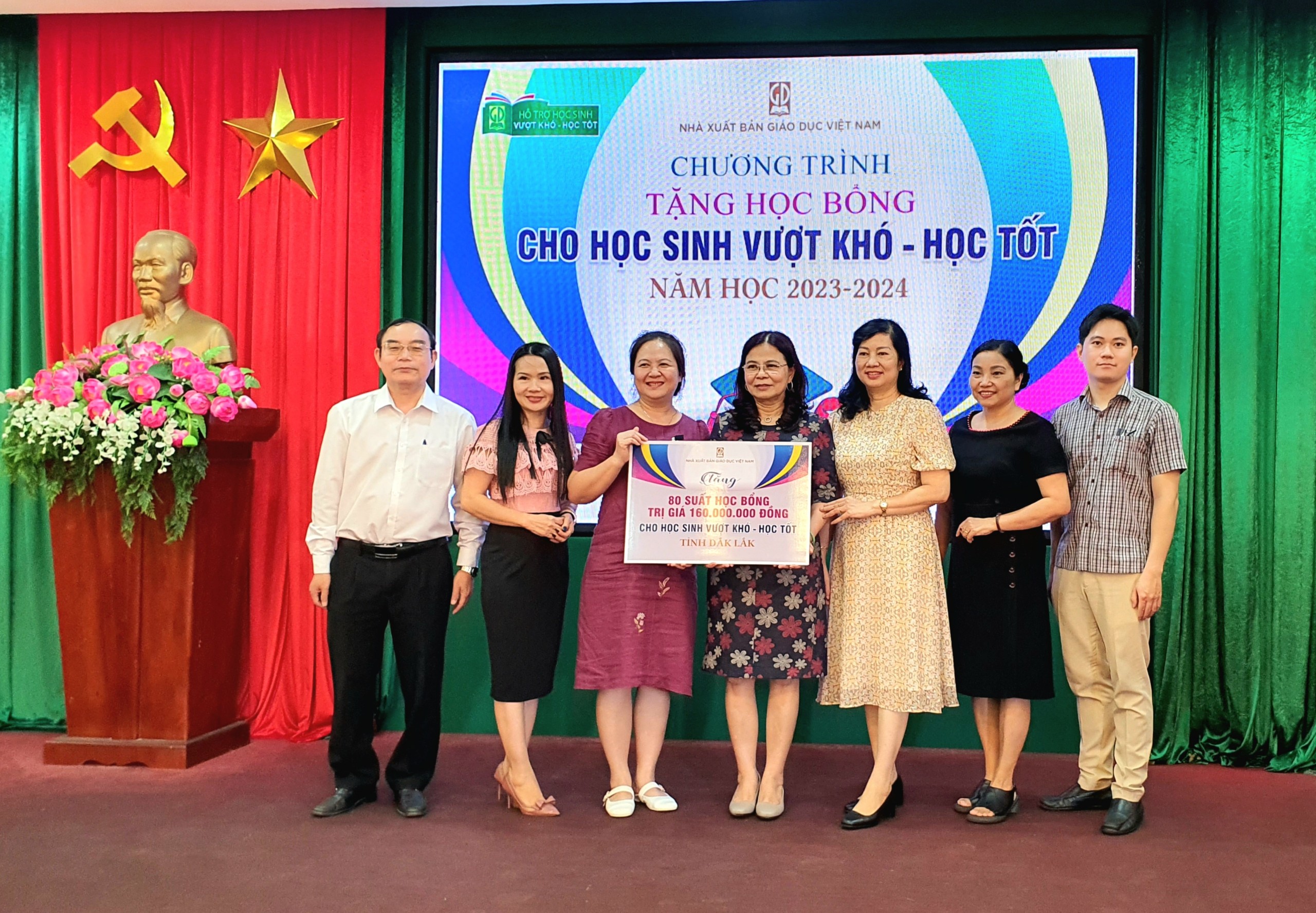 TẶNG HỌC BỔNG CHO HỌC SINH VƯỢT KHÓ – HỌC TỐT