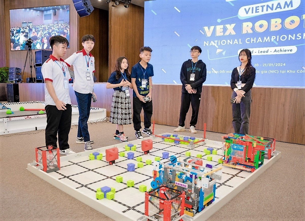 TRƯỜNG ĐÔNG DU XUẤT SẮC ĐẠT 05 GIẢI TẠI GIẢI VÔ ĐỊCH QUỐC GIA VEX ROBOTICS 2024 VÀ GIÀNH VÉ THAM DỰ GIẢI VÔ ĐỊCH THẾ GIỚI VEX ROBOTICS 2024