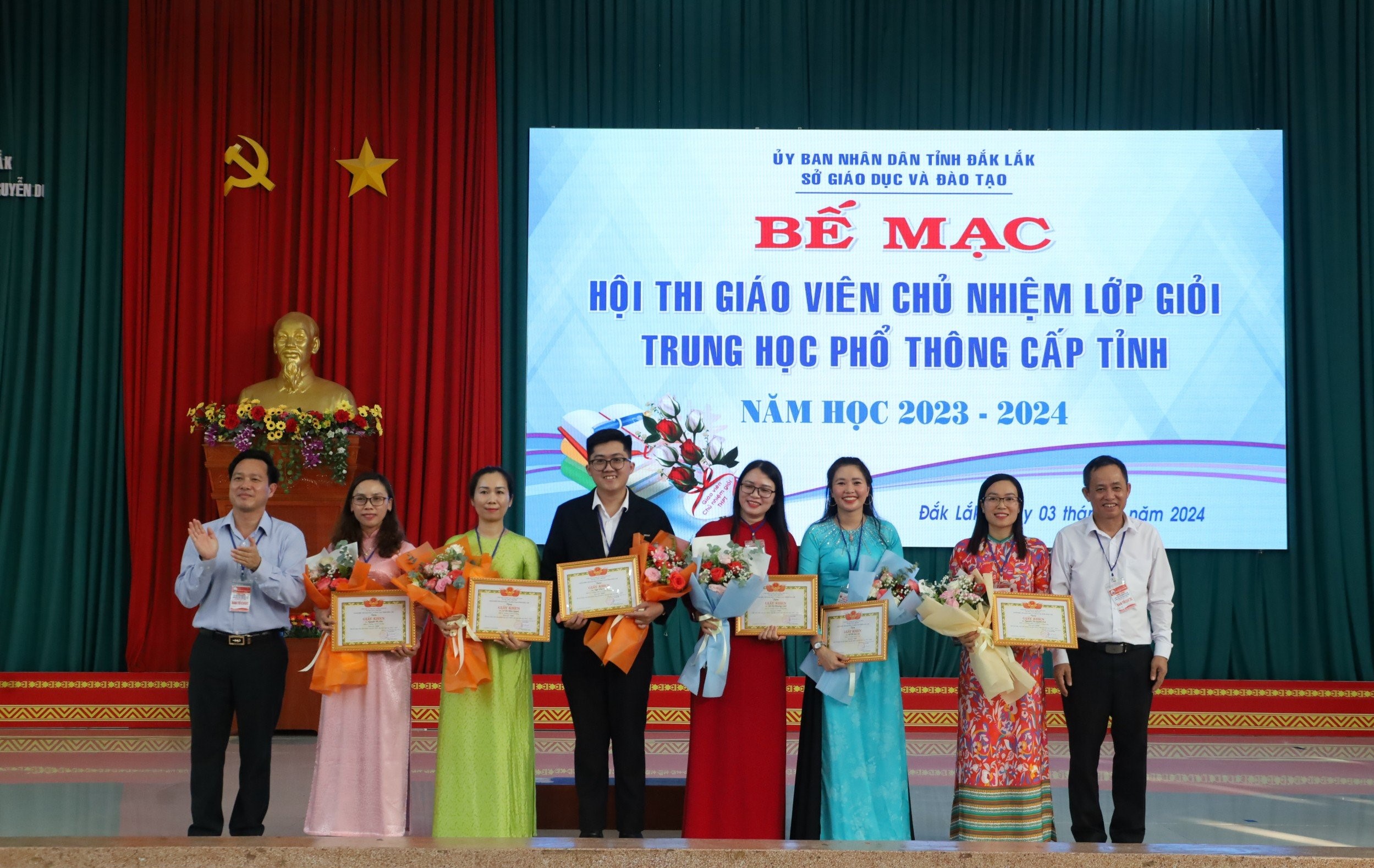 172 giáo viên trung học phổ thông đạt danh hiệu “Giáo viên chủ nhiệm lớp giỏi” cấp tỉnh