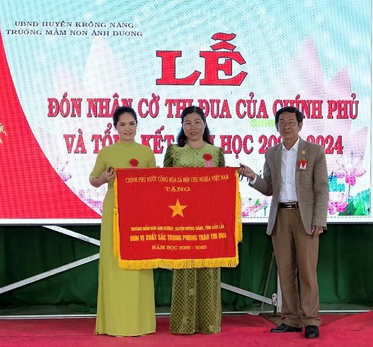 Trường Mầm non Ánh Dương, huyện Krông Năng nhận Cờ thi đua của Chính phủ