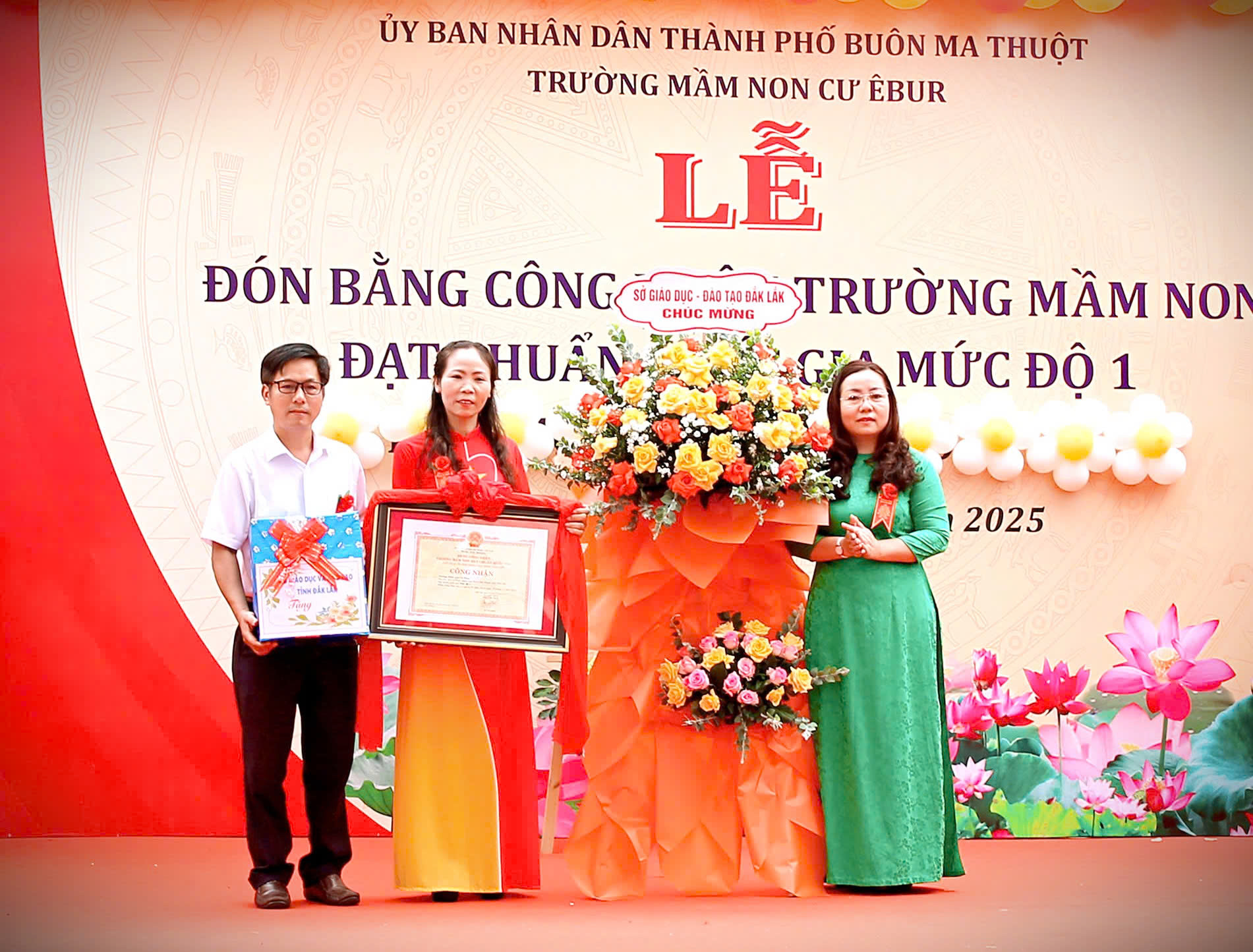 Trường Mầm non Cư Êbur đón nhận Bằng công nhận  trường đạt chuẩn Quốc gia mức độ I