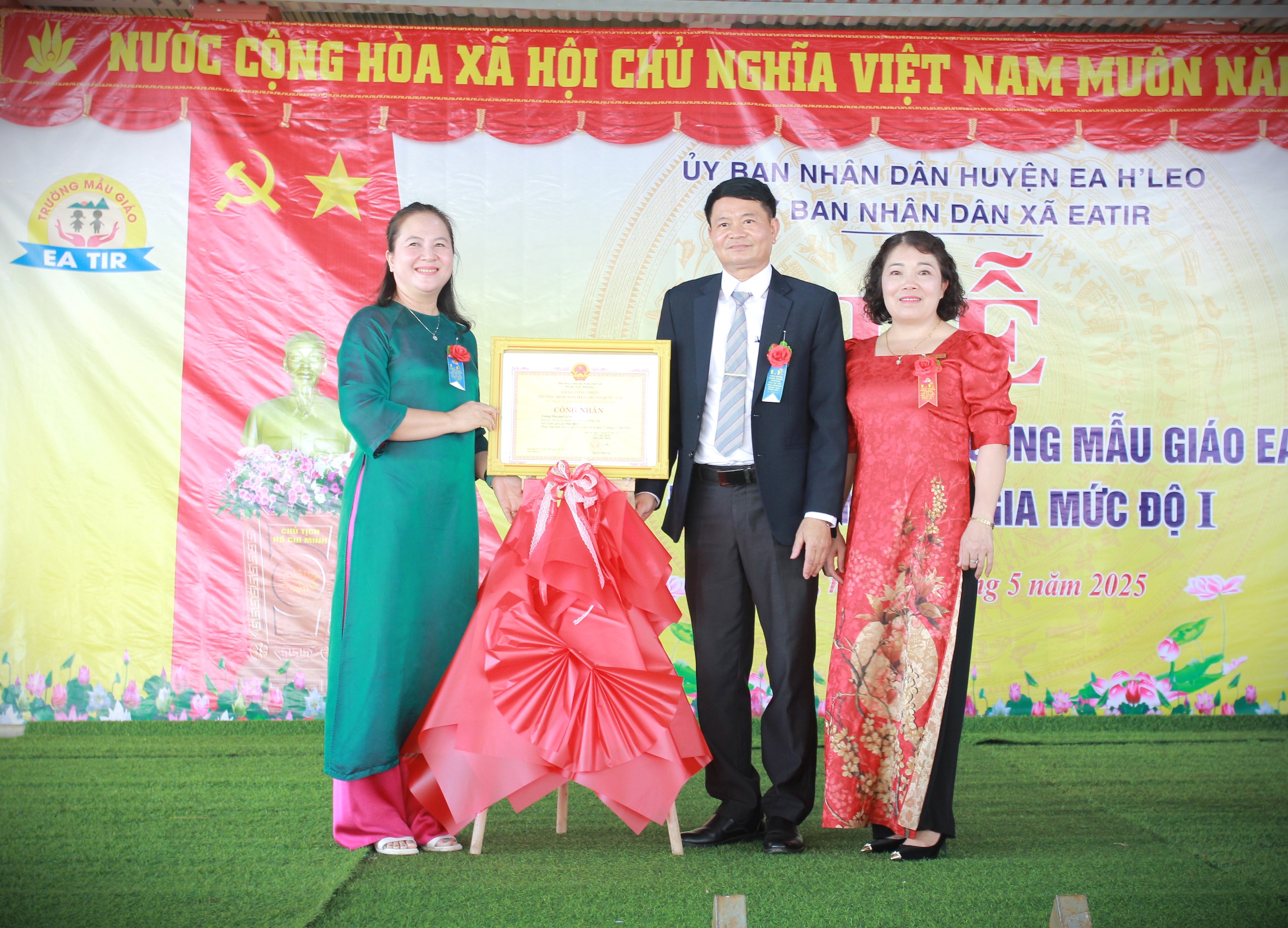 Trường mẫu giáo Ea Tir, xã Ea Tir, Huyện Ea H’leo  đón Bằng công nhận đạt chuẩn quốc gia mức độ I