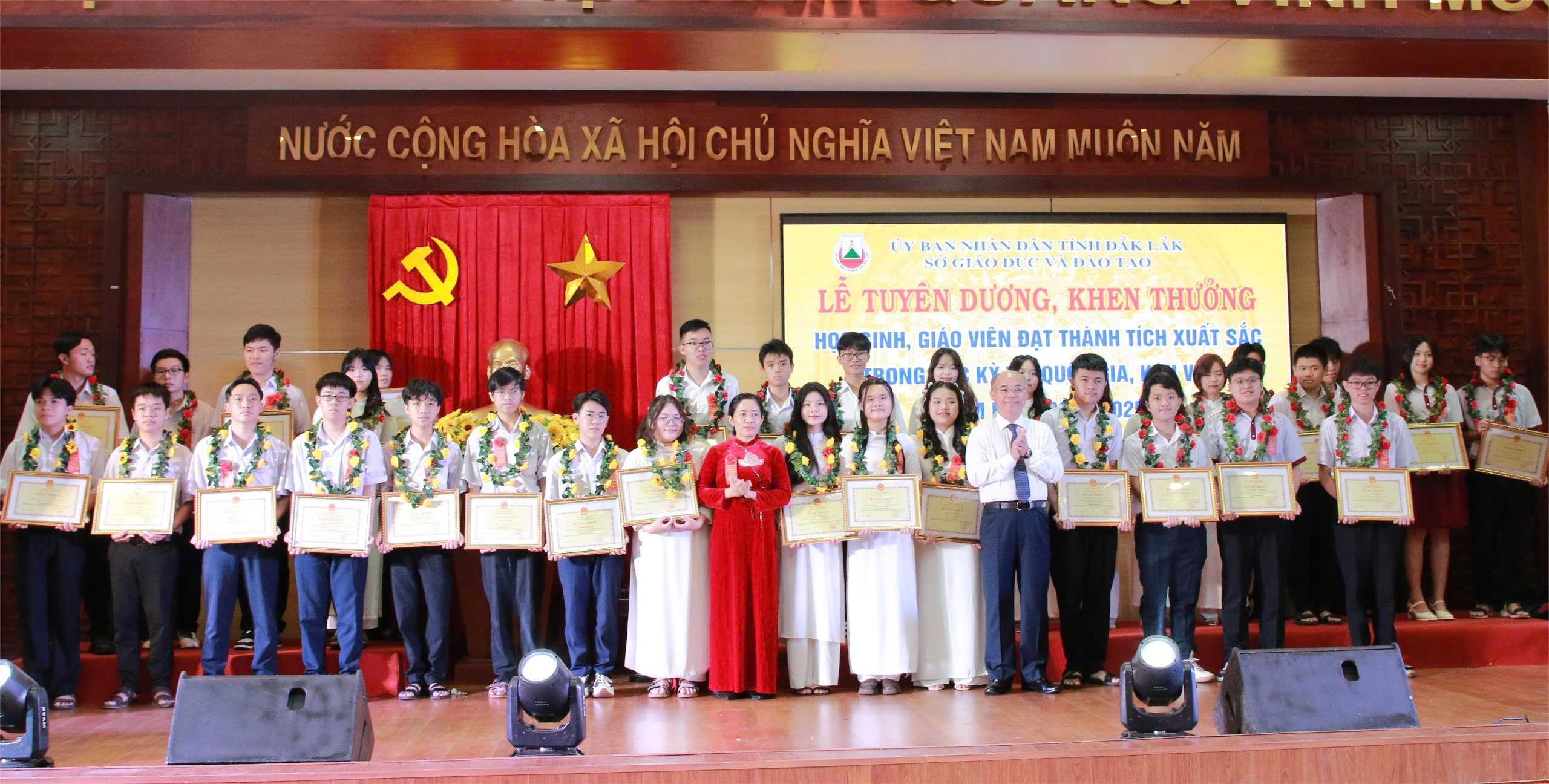 Lễ tuyên dương, khen thưởng học sinh và giáo viên đạt thành tích xuất sắc trong các kỳ thi cấp quốc gia, khu vực năm học 2024 – 2025