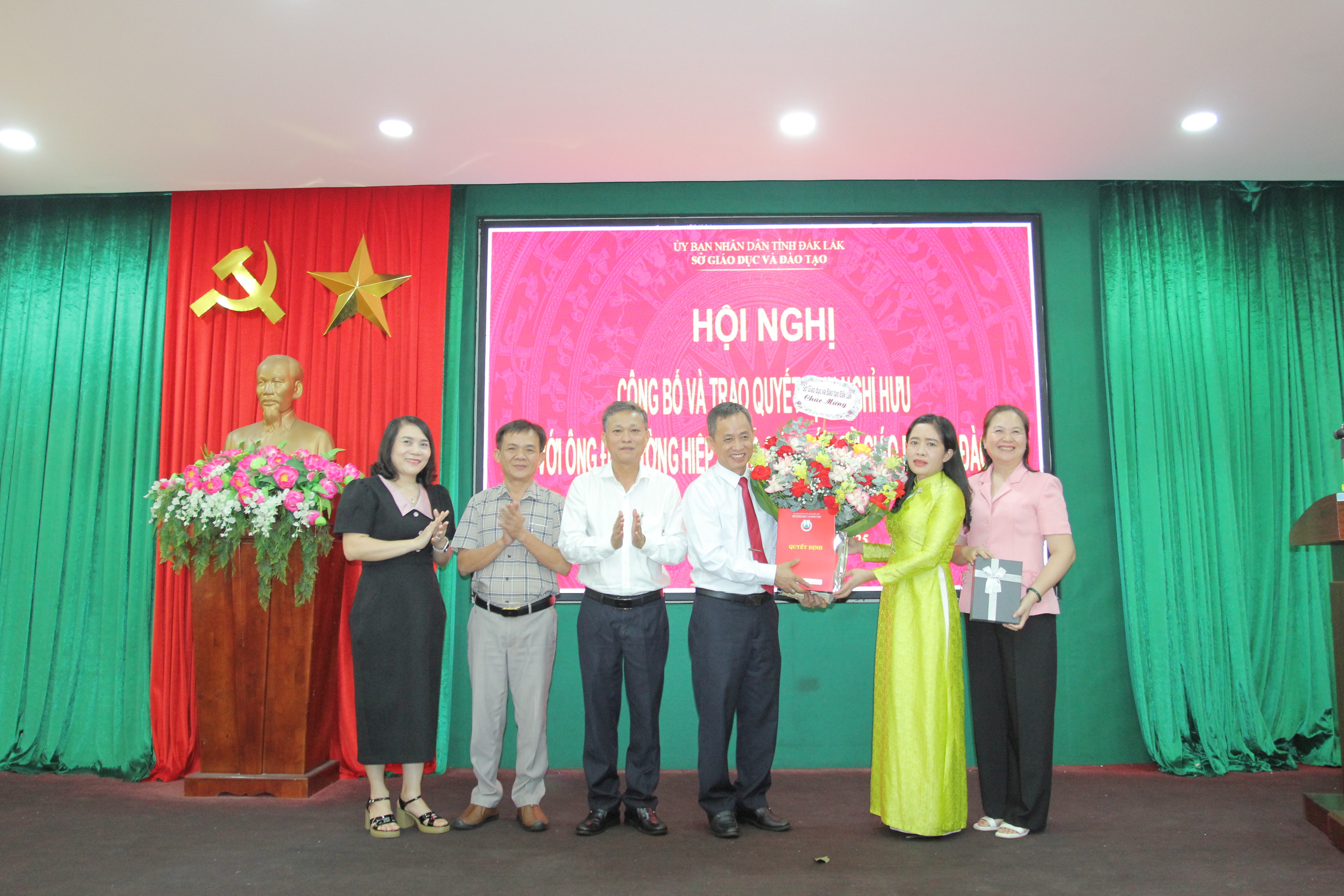 Hội nghị Công bố và trao Quyết định nghỉ hưu đối với Phó Giám đốc Sở Giáo dục và Đào tạo Đỗ Tường Hiệp Hội nghị Công bố và trao Quyết định nghỉ hưu đối với Phó Giám đốc Sở Giáo dục và Đào tạo Đỗ Tường Hiệp