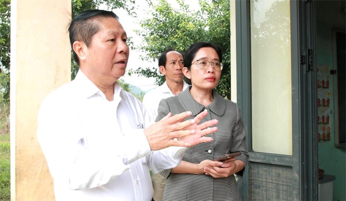 Thứ trưởng Lê Tấn Dũng thăm hỏi, động viên các trường học vùng bão lũ tại Đắk Lắk