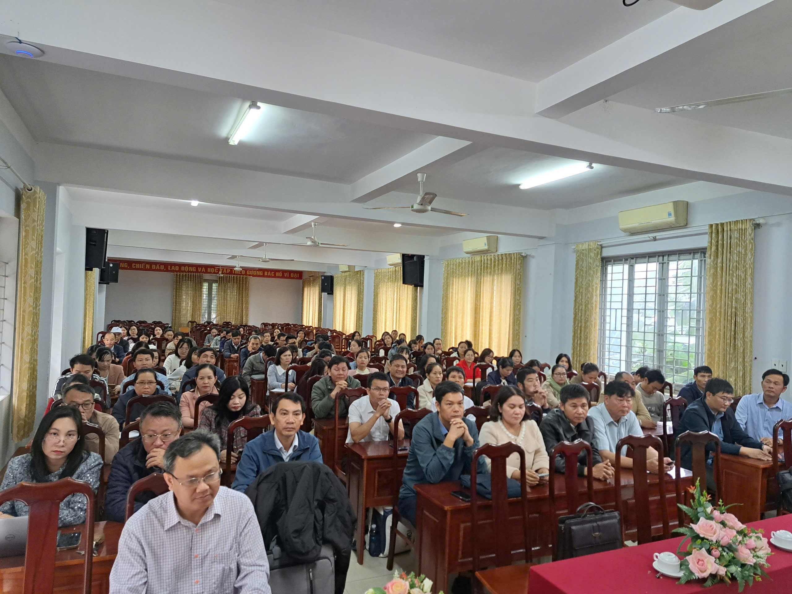 Sở Giáo dục và Đào tạo Đắk Lắk tổ chức Hội nghị tập huấn hướng dẫn sử dụng tài liệu dạy học lớp 12 và kiểm tra đánh giá hệ Giáo dục thường xuyên cấp THPT Sở Giáo dục và Đào tạo Đắk Lắk tổ chức Hội nghị tập huấn hướng dẫn sử dụng tài liệu dạy học lớp 12 và kiểm tra đánh giá hệ Giáo dục thường xuyên cấp THPT