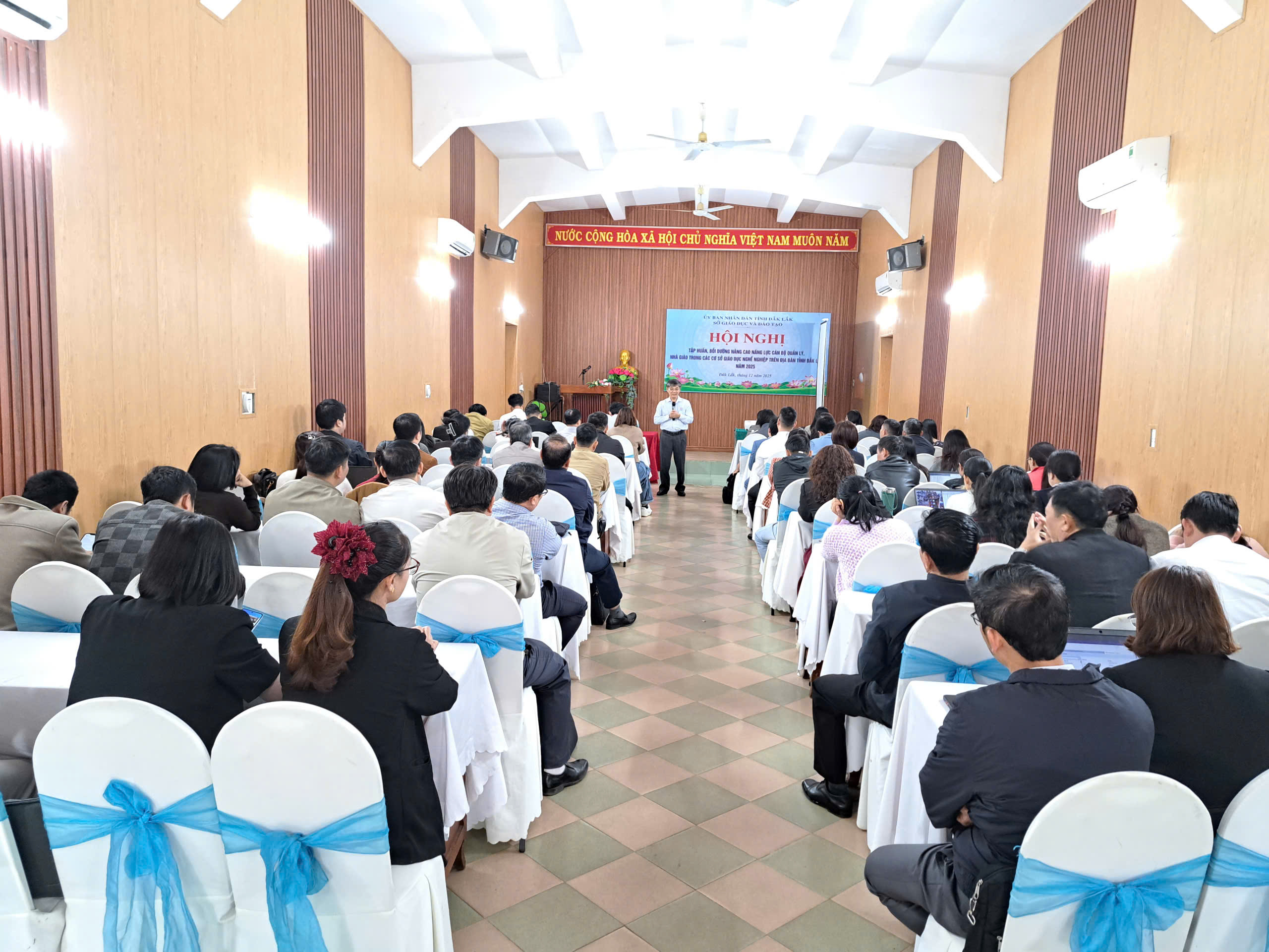 Sở Giáo dục và Đào tạo Đắk Lắk tổ chức Hội nghị Tập huấn nâng cao năng lực toàn diện cho đội ngũ cán bộ quản lý, nhà giáo Giáo dục nghề nghiệp Sở Giáo dục và Đào tạo Đắk Lắk tổ chức Hội nghị Tập huấn nâng cao năng lực toàn diện cho đội ngũ cán bộ quản lý, nhà giáo Giáo dục nghề nghiệp