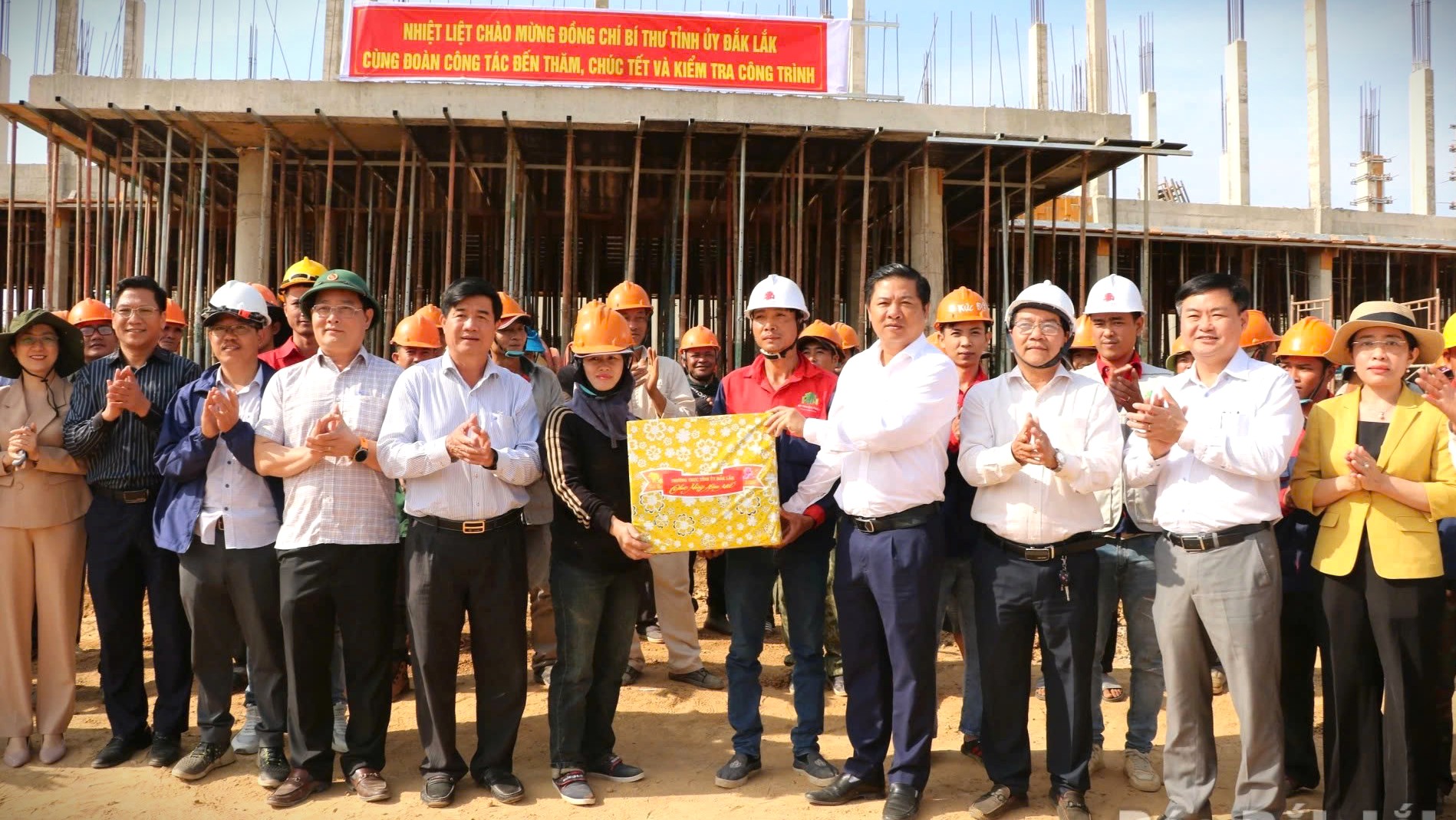 Đoàn công tác số 1 của Thường trực tỉnh ủy Đắk Lắk thăm, chúc Tết người lao động tại các công trình xây dựng trường phổ thông nội trú liên cấp nhân dịp đầu Xuân Bính Ngọ 2026