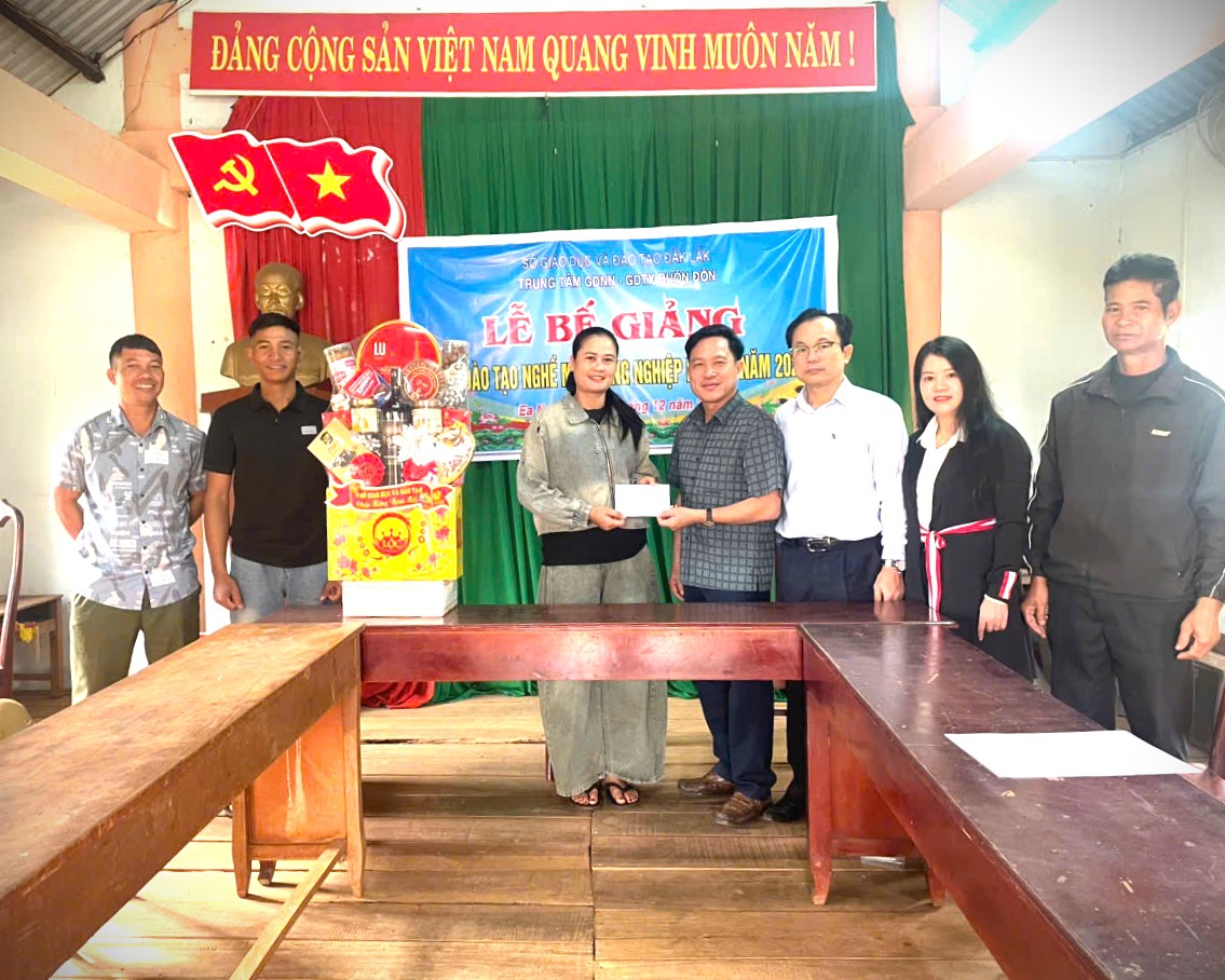 Sở Giáo dục và Đào tạo Đắk Lắk thăm và chúc Tết đơn vị kết nghĩa – Buôn Knia 3