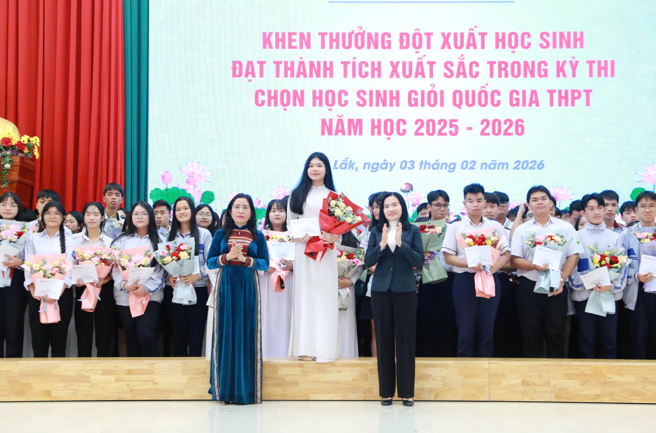 Đắk Lắk khen thưởng đột xuất những “hạt giống đỏ” của ngành Giáo dục và Đào tạo