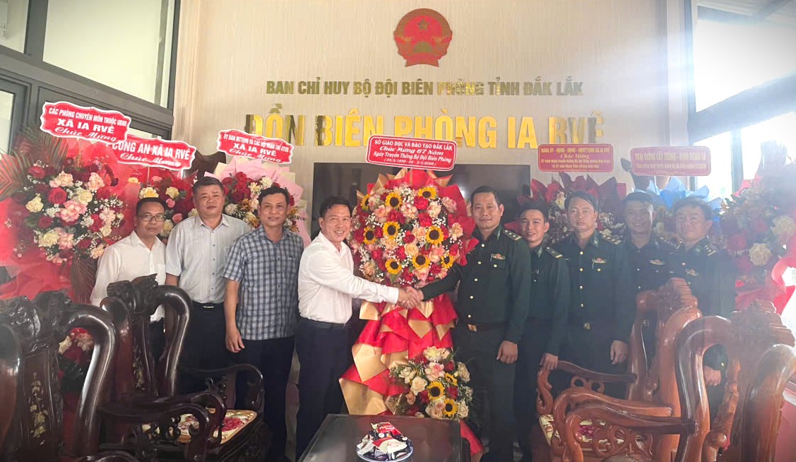 Lãnh đạo Sở Giáo dục và Đào tạo thăm và chúc mừng cán bộ chiến sĩ Đồn Biên phòng 737 nhân Ngày Truyền thống Bộ đội Biên phòng