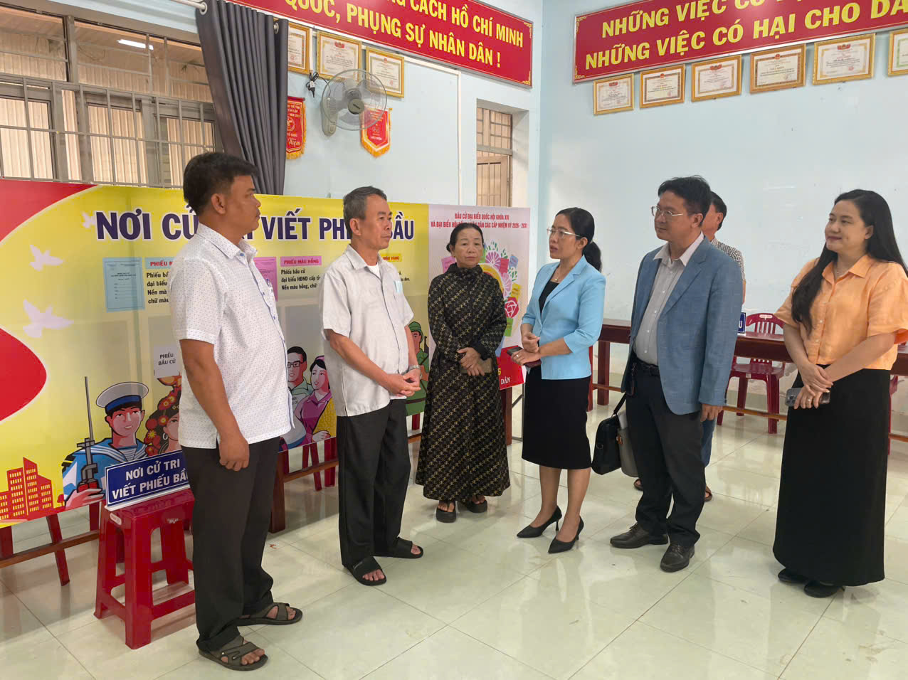 Đồng chí Lê Thị Thanh Xuân kiểm tra, chỉ đạo công tác bầu cử tại Đơn vị bầu cử số 24